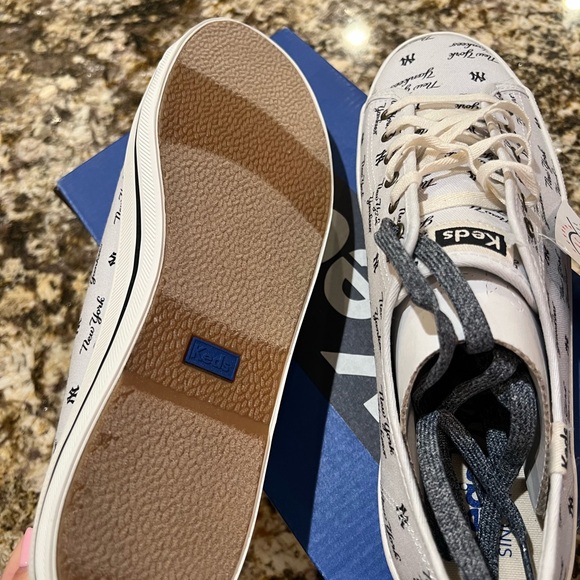 MLB White New York Yankees Canvas Sneakers sz 10 - Picture 7 of 8